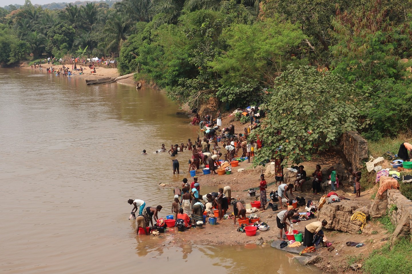 les femmes et les enfants utilisent de la rivière rivière Lubilanji Mbujimayi
