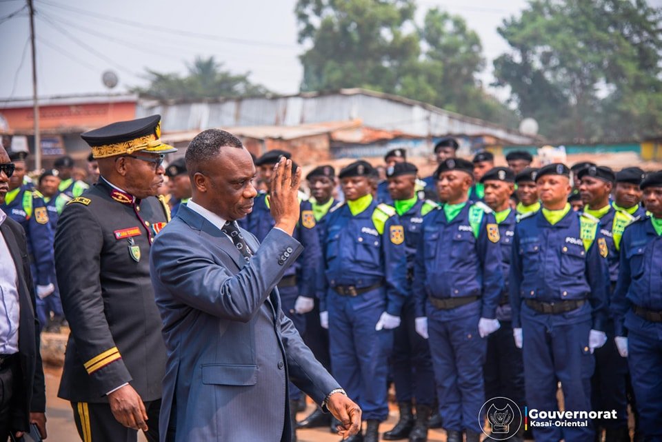 Jean Paul Mbwebwa Kapo_Gouverneur_Kasaï-Oriental_cérémonie_de_prise_d'armes_PNC2 https://congo7.net/kasai-oriental-le-gouverneur-jean-paul-mbuebua-kapo-presente-a-la-pnc-a-la-ceremonie-de-prise-darmes/