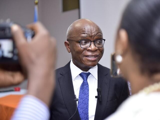 Justin Kalumba ministre des PME RDC Kinshasa, 13 août 2025 (Congo7). – La récente nomination de Justin Kalumba à la tête du ministère de l’Entrepreneuriat et du Développement des Petites et Moyennes Entreprises (PME) suscite de vives attentes au sein de l’écosystème entrepreneurial congolais. Considéré comme un acteur visionnaire et pragmatique, il est salué pour son expertise et sa capacité à insuffler une nouvelle dynamique dans le secteur privé.