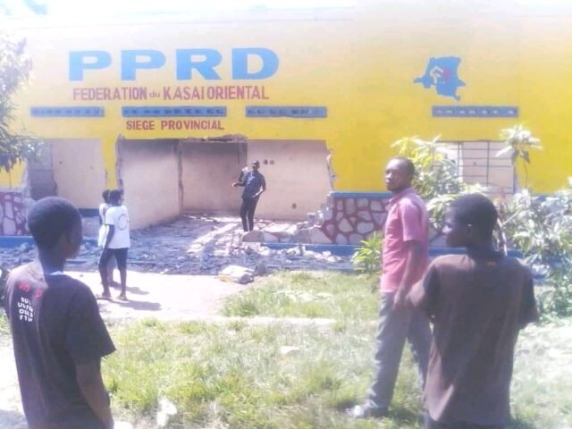 Siège PPRD detruit à Mbujimayi, Kasaï-Oriental Siège PPRD detruit à Mbujimayi, Kasaï-Oriental