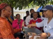 Mbuji-Mayi : la Fondation Lisette Kabanga Tshibwabwa dote ses boursiers d’ordinateurs et offre une ambulance au territoire de Miabi Remise symbolique de des ordinateurs