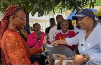 Mbuji-Mayi : la Fondation Lisette Kabanga Tshibwabwa dote ses boursiers d’ordinateurs et offre une ambulance au territoire de Miabi Remise symbolique de des ordinateurs
