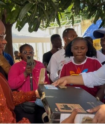 Mbuji-Mayi : la Fondation Lisette Kabanga Tshibwabwa dote ses boursiers d’ordinateurs et offre une ambulance au territoire de Miabi Remise symbolique de des ordinateurs