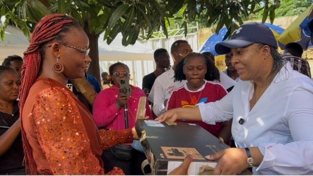 Remise symbolique de des ordinateurs Remise symbolique de des ordinateurs